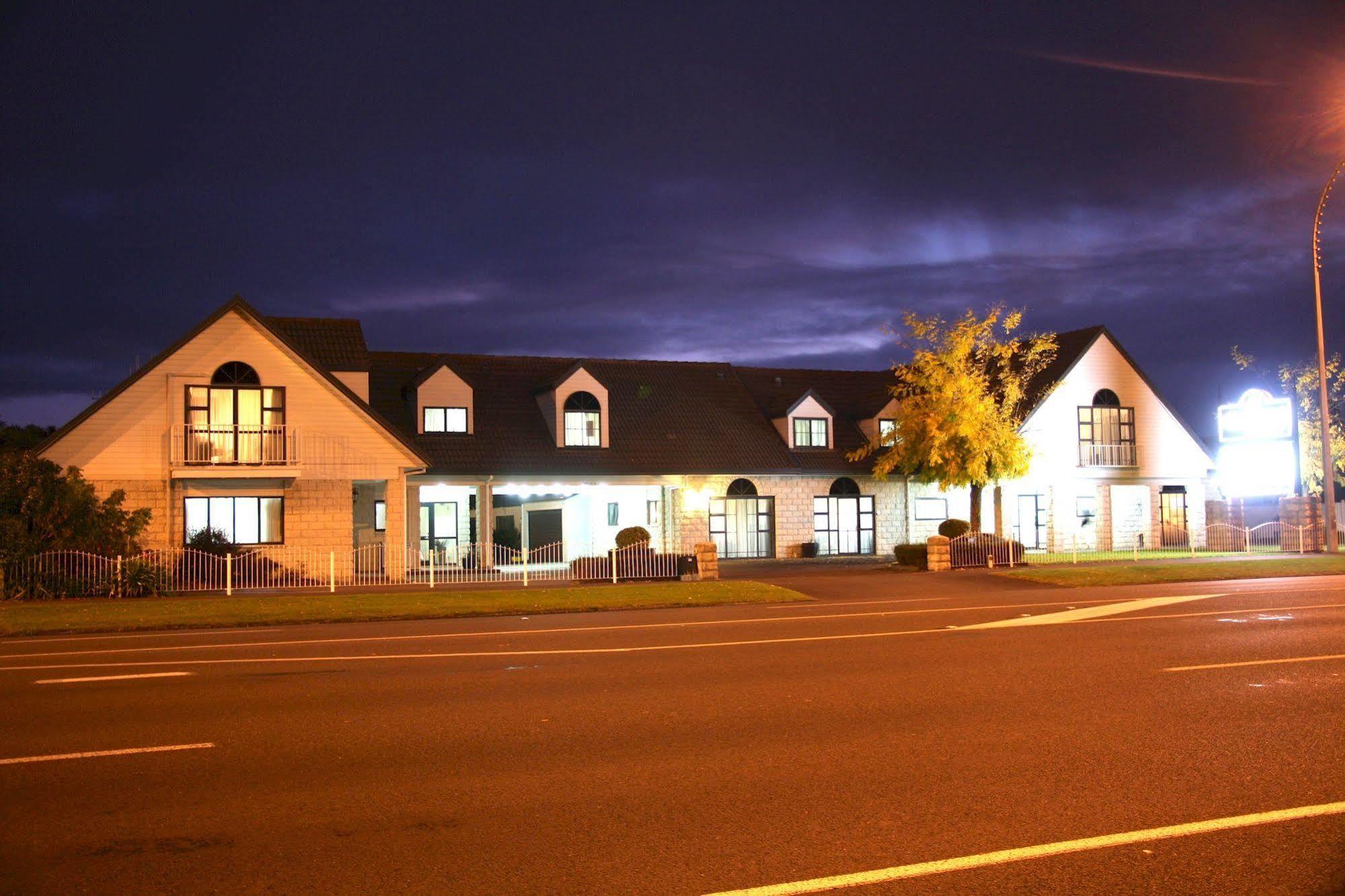 Camelot On Ulster Hamilton Exterior foto